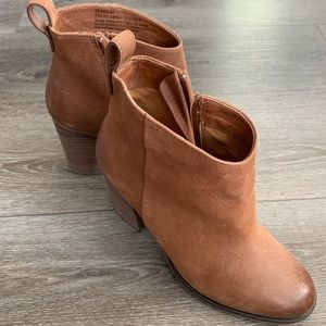 BP Lance Leather Block Heel Bootie - Cognac